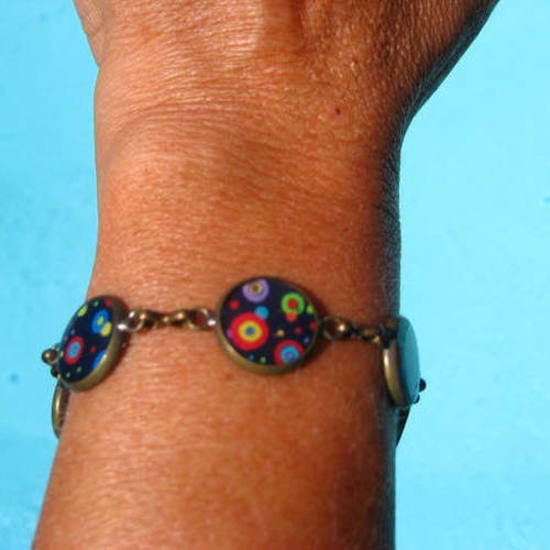 Bracelet petits cabochons, pois multicolores sur fond noir, sertis en résine / diamètre 12mm