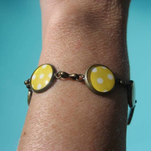Bracelet petits cabochons, pois blancs sur fond jaune, sertis en résine / diamètre 12mm