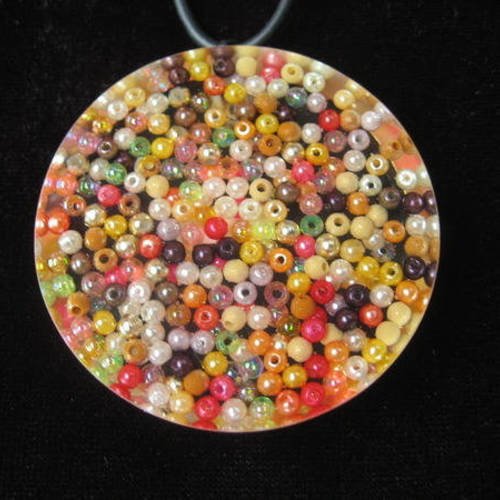 Grand pendentif fantaisie unisexe perles multicolores nacrées en résine diamètre 50mm