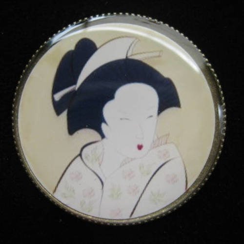 Broche vintage, geisha, sertie en résine / diamètre 30mm