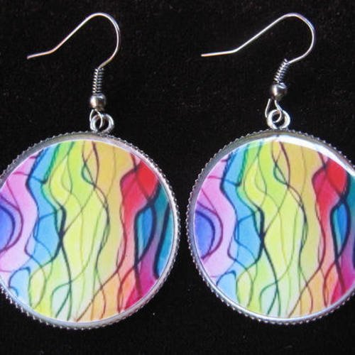 Boucles d'oreilles graphiques, motifs multicolores, serties en résine / diamètre 30mm