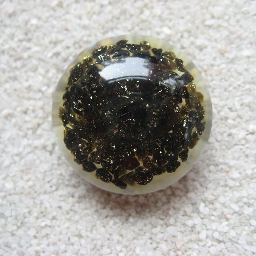 Bague grand cabochon ajustable unisexe cailloux noirs et dorés en résine diamètre 30mm