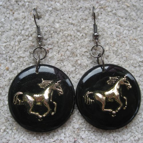 Boucles d'oreilles, cheval au galop, sur fond noir en résine, diamètre 25mm