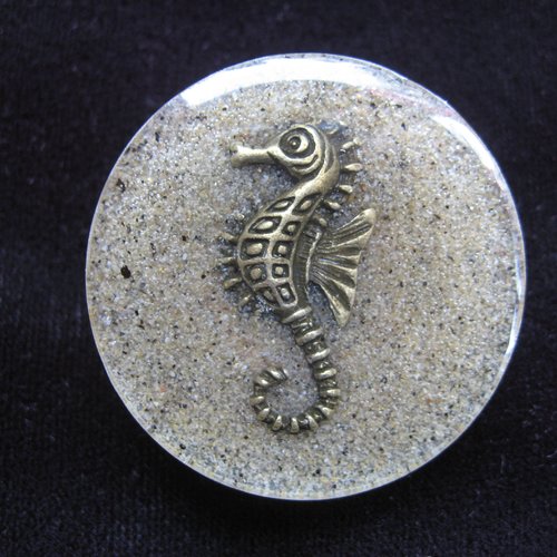 Grande bague ajustable, hippocampe bronze, sur fond de sable, diamètre 35mm