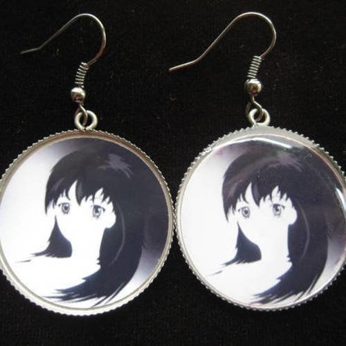 Boucles d'oreilles kawaii, portrait jeune fille manga, serties en résine / diamètre 30mm