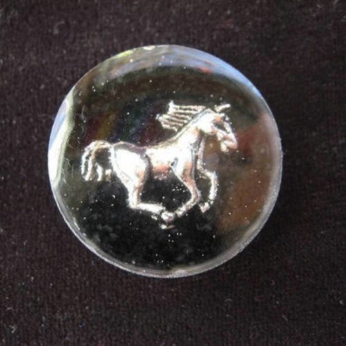 Bague ajustable, cheval au galop, sur fond noir en résine, diamètre 25mm