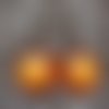 Boucles d'oreilles cabochons, microperles argentées, sur fond orange en résine, diamètre 25mm