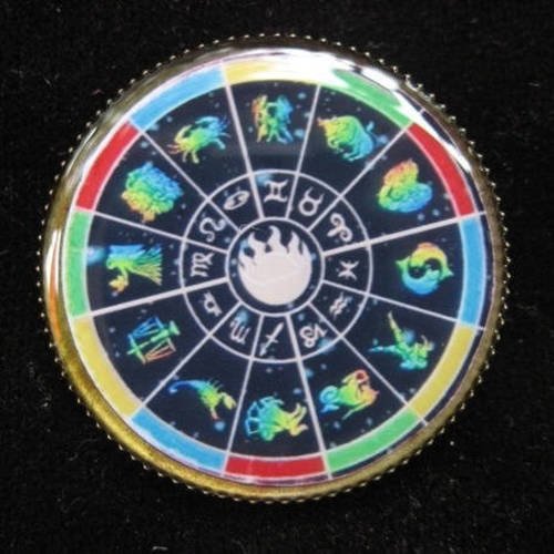 Broche vintage, signes du zodiaque sur fond multicolore, sertie en résine / diamètre 30mm