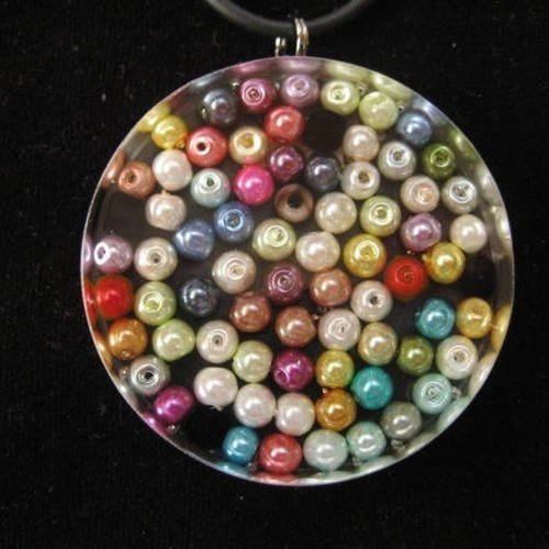 Pendentif fantaisie unisexe perles multicolores en résine diamètre 40mm