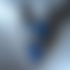 Pendentif zen, geste d'amour, sur fond bleu en résine, taille 30mmx50mm