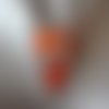 Pendentif coeur, geste d'amour, sur fond orange en résine / taille 30mmx50mm
