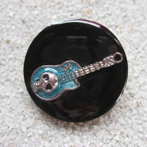 Grande bague fantaisie, guitare bleue, sur fond noir en résine / diamètre 35mm