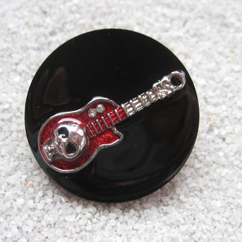 Grande bague fantaisie, guitare rouge, sur fond noir en résine / diamètre 35mm