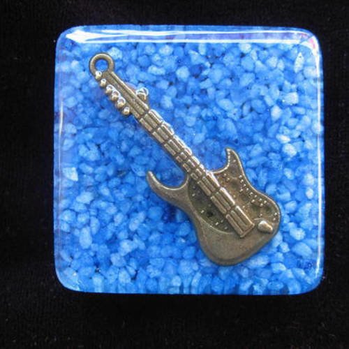 Très grande bague carrée ajustable, guitare bronze, sur fond bleu en résine, taille 40mmx40mm