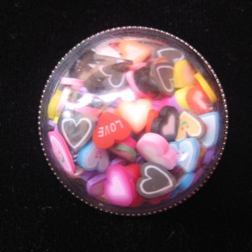 Bague dome, coeurs multicolores mobiles, dans une demi-sphère plexi, diamètre 30mm