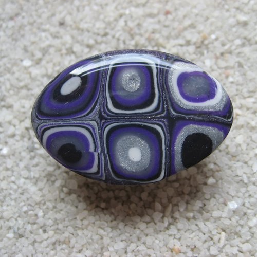 Bague ajustable unisexe cabochon ovale motif mosaïque noire prune et blanche en fimo taille 30mmx20mm