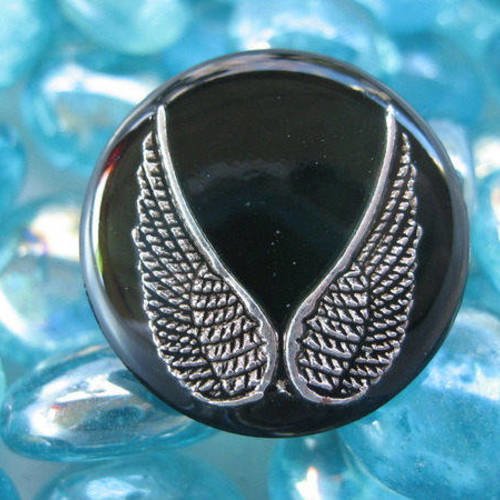 Bague steampunk, les ailes du désir argentées, sur fond noir en résine / diamètre 25mm