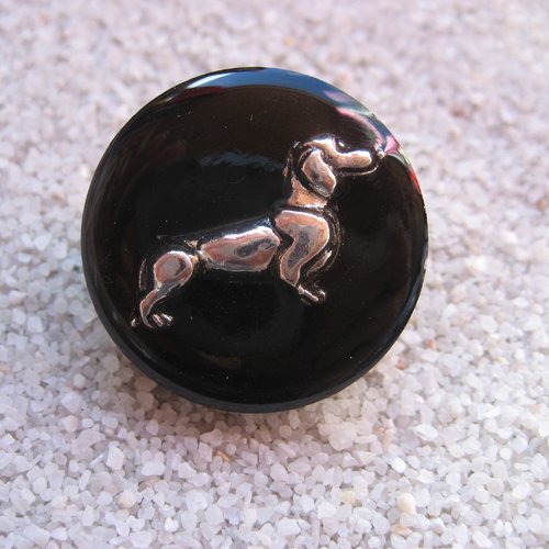 Bague ajustable unisexe chien teckel argenté sur fond noir en résine