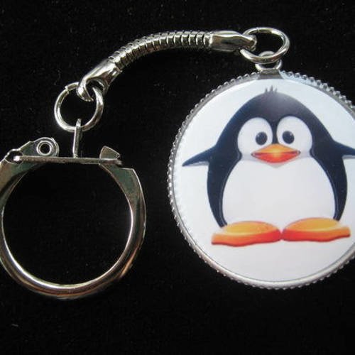 Porte-clefs fantaisie, pingouin heureux, serti en résine / diamètre 30mm