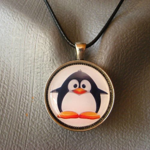 Pendentif fantaisie, pingouin heureux, serti en résine / diamètre 30mm
