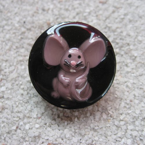 Bague ajustable unisexe souris cartoon sur fond noir en résine diamètre 25mm