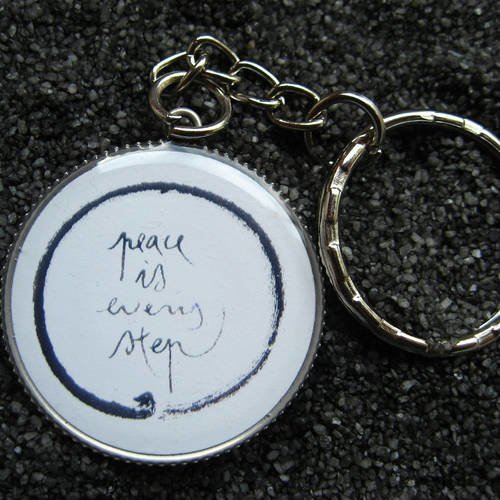Porte-clés zen, peace is every step, serti en résine diamètre 30mm