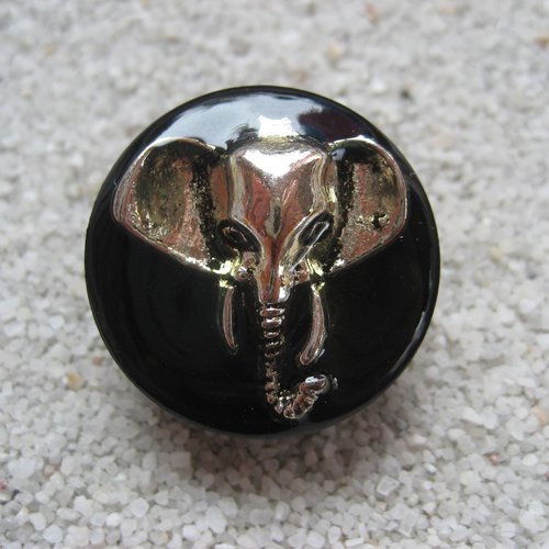 Bague ajustable unisexe éléphant argenté sur fond noir en résine diamètre 25mm