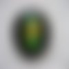 Grande bague kawaii, poupée verte, sur fond noir en résine / diamètre 35mm