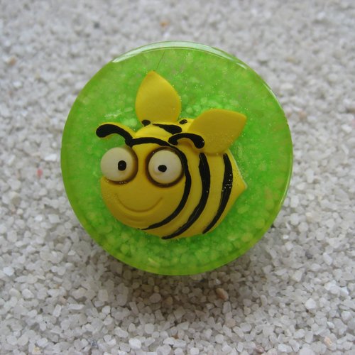 Bague ajustable unisexe cabochon kawaï abeille cartoon sur fond vert en résine diamètre 25mm