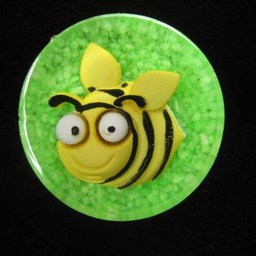 Bague ajustable unisexe abeille cartoon sur fond vert en résine diamètre 25mm