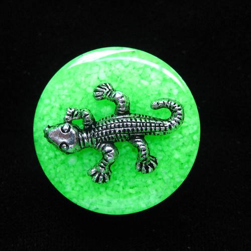 Bague ajustable unisexe salamandre argentée sur fond vert en résine diamètre 25mm
