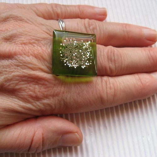 Bague carrée, microperles argentées, sur fond vert en résine, taille 25mmx25mm