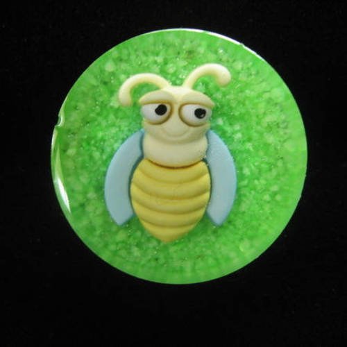 Bague ajustable ajustable abeille cartoon, sur fond vert en résine diamètre 25mm