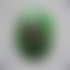 Grande bague ajustable unisexe estampe argentée trouée sur fond vert en résine diamètre 35mm