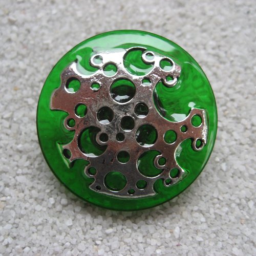 Grande bague ajustable unisexe estampe argentée trouée sur fond vert en résine diamètre 35mm