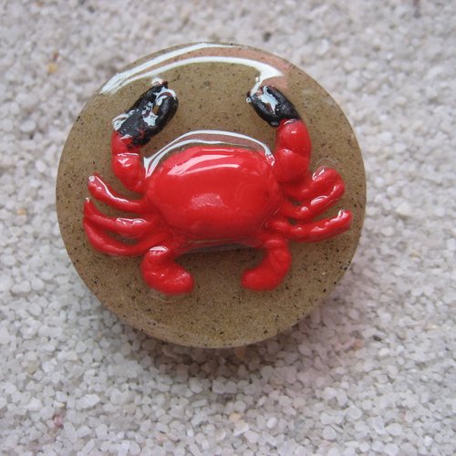 Grande bague ajustable unisexe crabe rouge sur fond de sable en résine diamètre 35mm