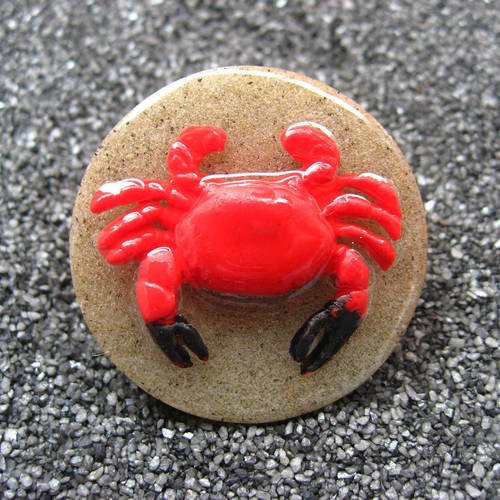 Grande bague ajustable, crabe rouge, sur fond de sable en résine / diamètre 35mm