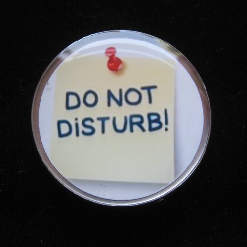 Bague ajustable unisexe do not disturb sertie en résine diamètre 30mm