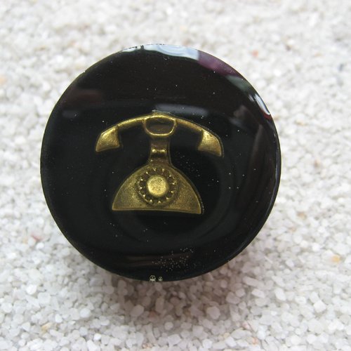 Bague aujustable unisexe téléphone vintage bronze sur fond noir en résine diamètre 25mm