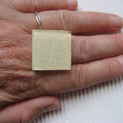 Bague carrée ajustable, sable beige, en résine / taille 25mmx25mm