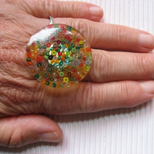 Grande bague ajustable unisexe perles rocailles multicolores translucides sur fond transparent en résine diamètre 35mm