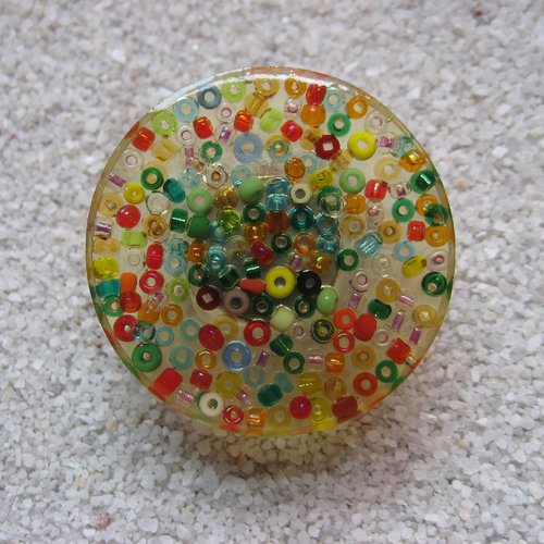 Grande bague ajustable unisexe perles rocailles multicolores translucides sur fond transparent en résine diamètre 35mm