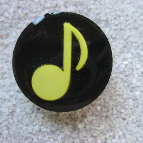 Bague fantaisie, note musicale jaune, sur fond noir en résine / diamètre 25mm
