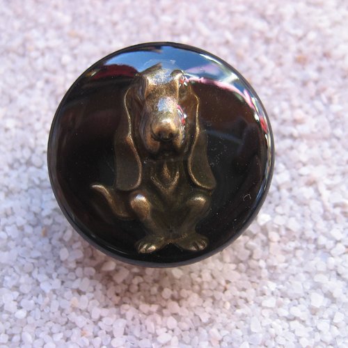 Bague ajustable unisexe chien bronze sur fond noir en résine diamètre 25mm