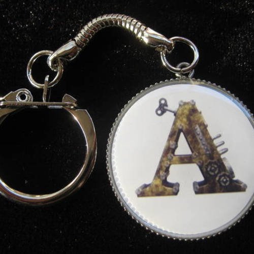 Porte-clefs steampunk, alphabet, serti en résine