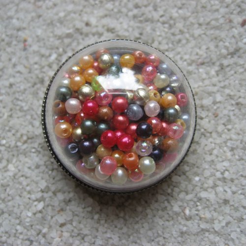 Bague grand dôme unisexe ajustable perles multicolores mobiles dans une demi-sphère plexi diamètre 30mm