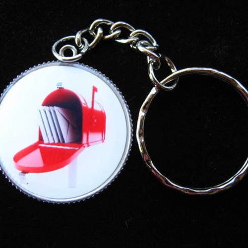 Porte-clés fantaisie, boîte aux lettres rouge, serti en résine / diamètre 30mm