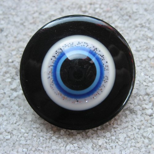 Grande bague fantaisie, mon oeil, sur fond noir en résine /  diamètre 35mm