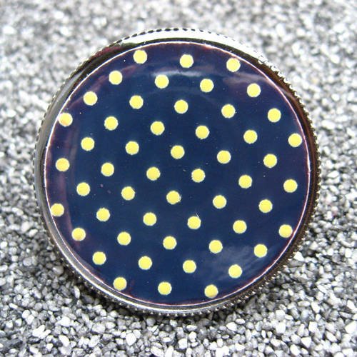 Bague graphique, pois dorés sur fond noir, sertie en résine / diamètre 30mm