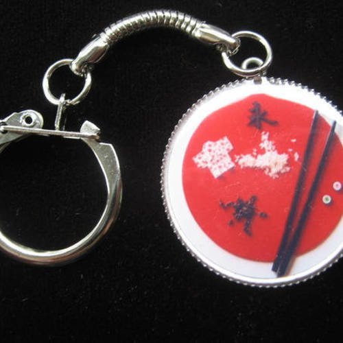 Porte-clés fantaisie, drapeau japon et sushis, serti en résine